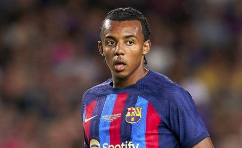 الكشف عن مدة غياب مدافع برشلونة الجديد عن الفريق