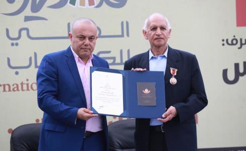 جانب من تقليد وزير الثقافة عاطف أبو سيف القاص والروائي عبد الله تايه وسام العلوم والفنون