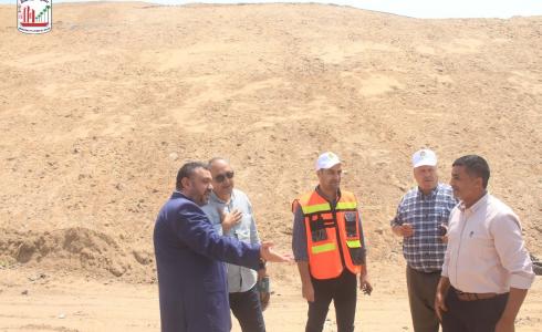 بلدية دير البلح تستقبل وفداً من البنك الدولي وتطلعه على مشروع إغلاق مكب دير البلح الشرقي بعد الانتهاء منه