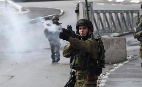 جندي إسرائيلي يطلق قنبلة صوتية - ارشيف
