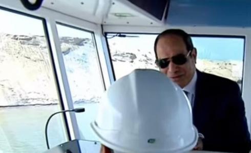 الرئيس السيسي يفاجئ أحد العمال بسؤال عن راتبه في مصنع الرمال السوداء