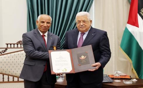 الرئيس عباس يقلّد المناضل الوطني محمد عياش ميدالية الإنجاز