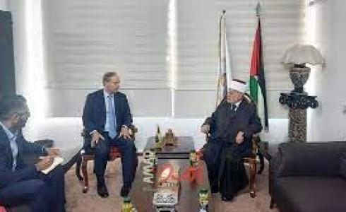 جانب من لقاء المفتي مع القنصل الفرنسي.