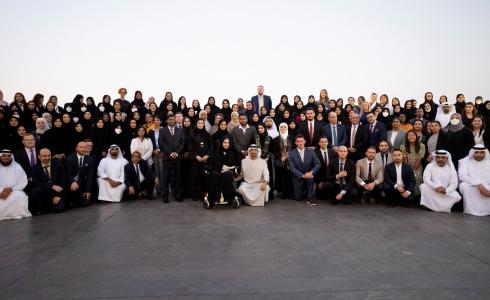 رئيس الإمارات يستقبل وفداً من المعلمين بمناسبة"اليوم العالمي للمعلم" ويؤكد دورهم في بناء الأمم