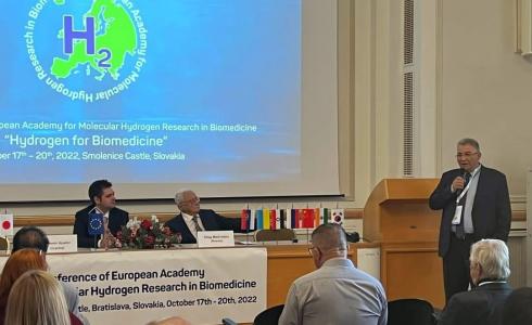 الأكاديمية الأوروبية لأبحاث الهيدروجين في العلوم الطبية والحيوية تكرم رئيس جامعة القدس