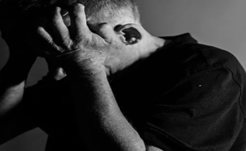 شخص يعاني من اضطراب نفسي - توضيحية