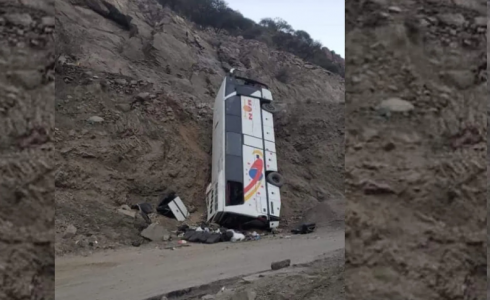 وفاة ثلاثة أشخاص وإصابة العشرات في حادث سير مروع في اليمن