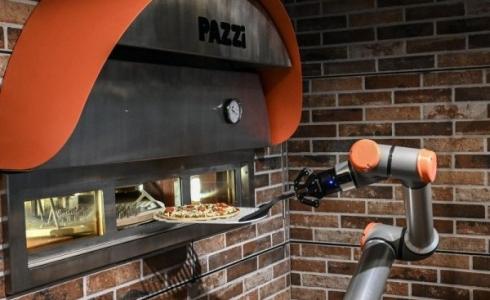 دون تدخل بشري.. روبوت جديد يصنع بيتزا بالكامل في خمس دقائق