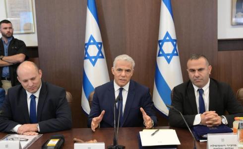 رئيس الوزراء الإسرائيلي يائير لابيد خلال جلسة حكومته اليوم