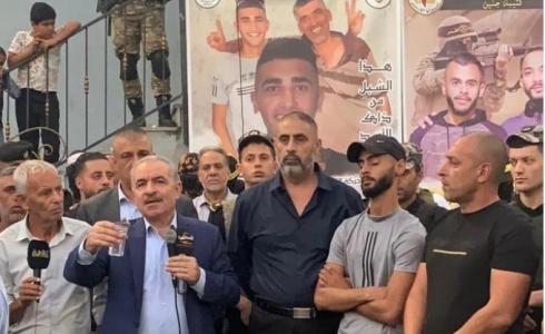 رئيس الوزراء الفلسطيني خلال تأديت واجب عزاء في جنين