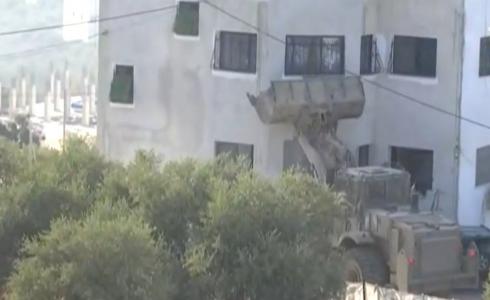 جرافات الاحتلال تحاصر منزلًا في نابلس