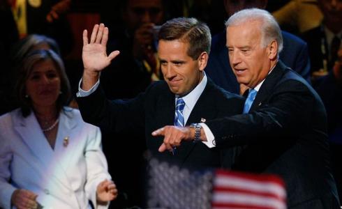 الرئيس جو بايدن ونجله الأكبر بو بايدن - ارشيف