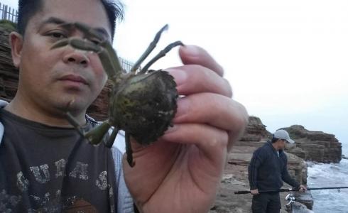 رجل يأكل سلطون - توضيحية