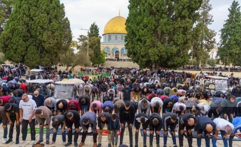 عشرات الآلاف يؤدون صلاة الجمعة في المسجد الأقصى