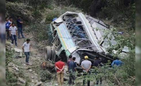 وفاة 25 شخصًا إثر سقوط حافلة في وادٍ بالهند