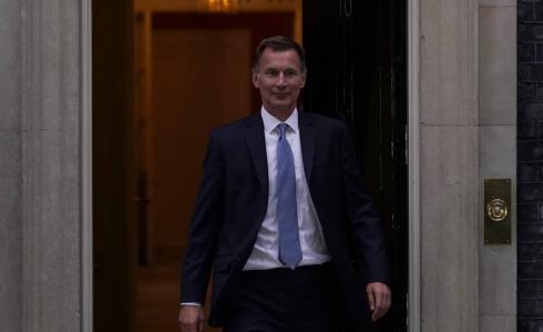 وزير الخزانة البريطانية يكشف خطته للإنفاق والضرائب