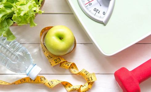 هل التفاح يزيد الوزن وكم تفاحة ناكل في اليوم للرجيم؟