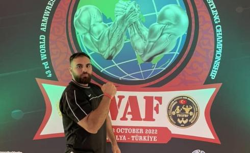 ليث شحادة فلسطيني من غزة يشارك في بطولة العالم لمصارعة الذراعين