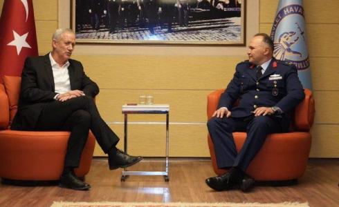 غانتس يصل إلى أنقرة ويلتقي وزير الدفاع التركي