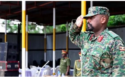 إقالة نجل الرئيس الأوغندي بسبب تغريدة نشرها عبر توتير 