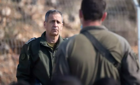 كوخافي اثناء استجوابه للقائد المفصول