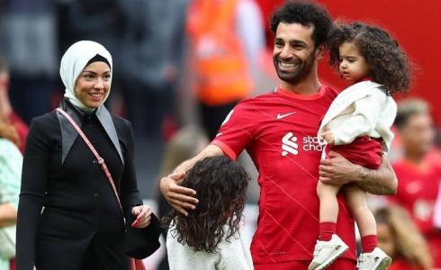 ماجي صادق زوجة محمد صلاح مع زوجات لاعبي “ليفربول”