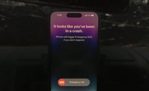 لأول مرة iPhone 14 يبلغ الشرطة بحادث مروري مروع