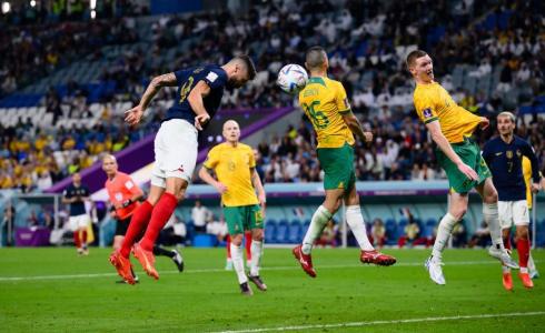لاعب فرنسا يسجل هدفا في شباك منتخب استراليا