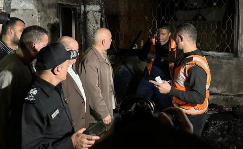 قوات الشرطة والدفاع المدني خلال تفقد آثار الحريق المندلع في منزل بجباليا