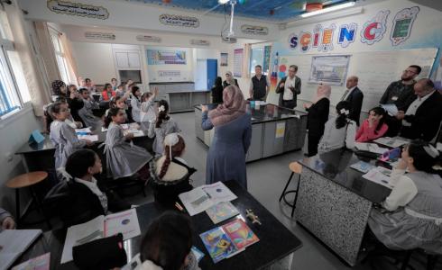 توماس وايت، مدير شؤون الأونروا في غزة وأوليفر أوتشا، رئيس مكتب الممثلية الألمانية في رام الله يلتقيان تلاميذ مدرسة القدس التابعة للأونروا في مخيم جباليا، قطاع غزة