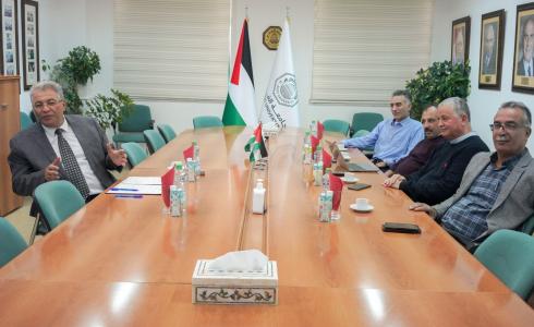 جانب من توقيع الاتفاقية بين جامعة القدس وشركة اتصالات ماليزية