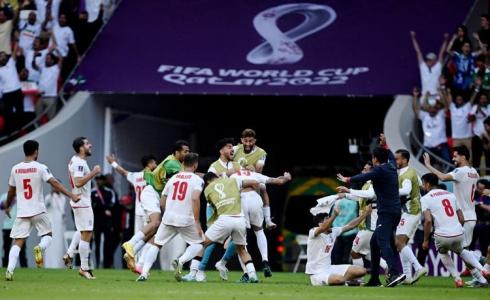 المنتخب الإيراني يحتفل بهدفه في شباك المنتخب الويلزي.