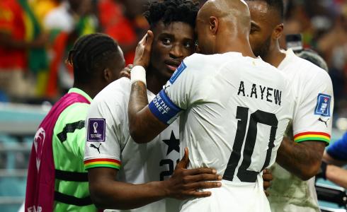 لاعبو منتخب غانا يحتفلون بالفوز على كوريا الجنوبية