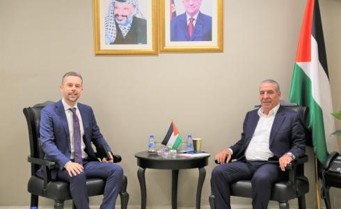 جانب من لقاء حسين الشيخ مع ممثل أستراليا لدى فلسطين