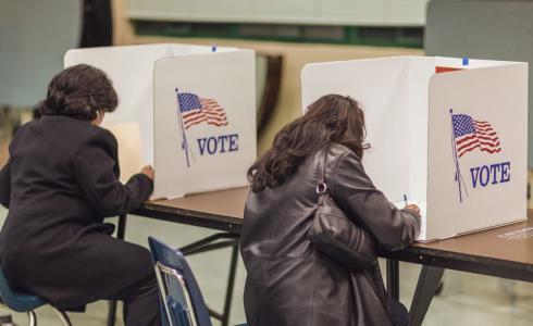 استطلاعات تظهر تقدم الجمهوريين على الديمقراطيين عشية الانتخابات النصفية الأمريكية