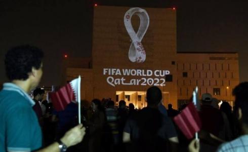 تجمع الجماهير أمام الملعب ضمن فعاليات كأس العالم 2022.