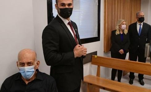 رئيس الحكومة الإسرائيلية الأسبق إيهود أولمرت وخلفه زعيم حزب الليكود نتنياهو وزوجته