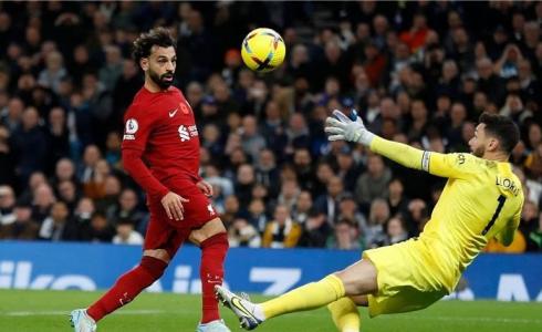محمد صلاح لاعب نادي ليفربول يسجل هدفا في أحد مباريات الدوري الانجليزي موسم 2022-2023