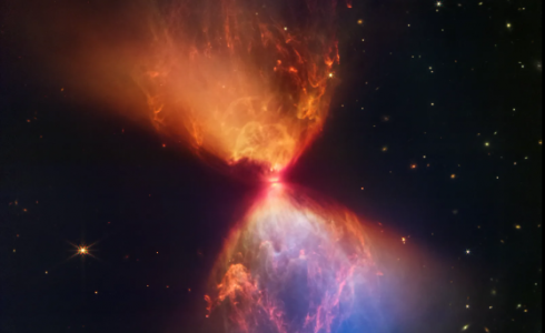 سحابة ضخمة من الغبار على شكل ساعة رملية