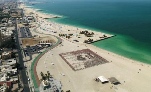 بمناسبة يوم العلم الإماراتي .. 4000 علم يُشكل صورة محمد بن زايد