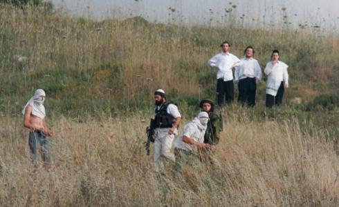 مستوطنون يهاجمون الفلسطينيين/ أرشيف