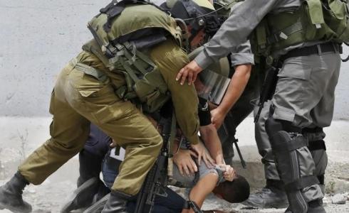 جنود الاحتلال أثناء اعتقال شاب فلسطيني