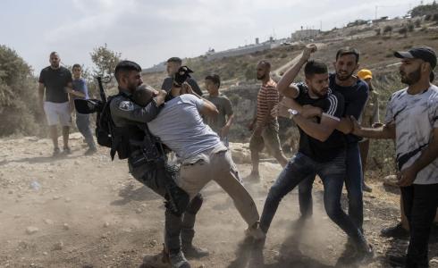 إصابة مواطن وأبنائه الثلاثة في اعتداء للمستوطنين شرق الخليل