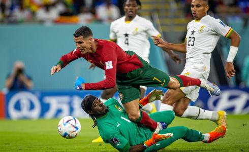 حراس مرمى منتخب غانا يوقف لاعب البرتغال رونالدو