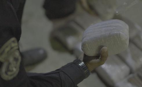 الشرطة البحرية تُحبط محاولة تهريب 90 فرش حشيش قبالة شاطئ دير البلح