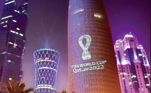 إضاءة شعار كأس العالم 2022 على أحد المعالم المعمارية في قطر