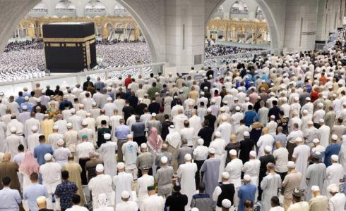 مصلون في رحاب الكعبة المشرفة