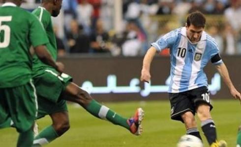 لاعب الارجنتين ليونيل ميسي أمام لاعبي منتخب السعودية