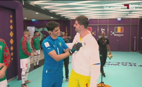 حارس المغرب ياسين بونو مع حارس بلجيكا تيبو كورتوا قبل بداية اللقاء