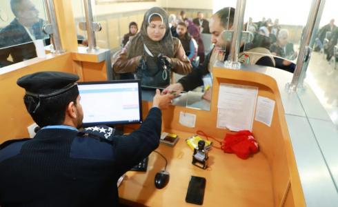 موظف في وزارة الداخلية بغزة يقوم بمهامه